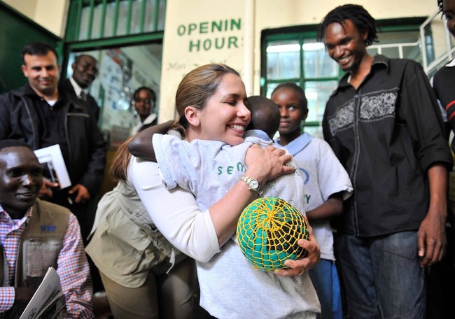 Putri Haya bukan hanya cantik secara fisik tapi juga hatinya. Dia dikenal aktif melakukan kegiatan kemanusiaan. Pada 2007, dia didapuk sebagai pimpinan dari International Humanitarian City, salah satu gudang terbesar untuk berbagai bantuan kemanusiaan yang isinya disebarkan ke seluruh dunia untuk membantu mereka yang membutuhkan. Foto: Facebook