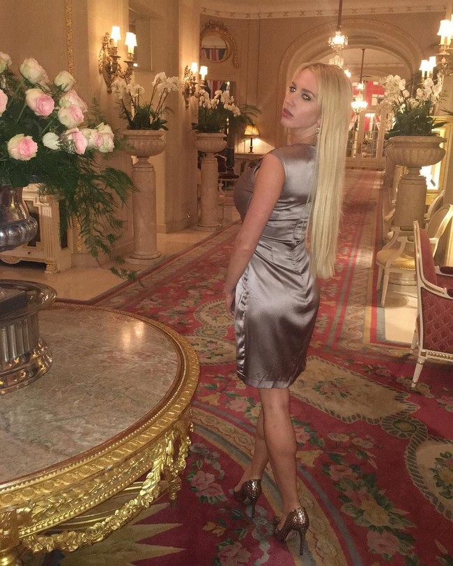 Ketika makan malam di salah satu restoran, sang suami tiba-tiba menjadi sakit. Ia menemukan suaminya pingsan, kejang-kejang dan mulut penuh busa di toilet restoran. Tak lama berselang, Anna Shapiro pun pingsan dan kolaps.  Foto: Instagram