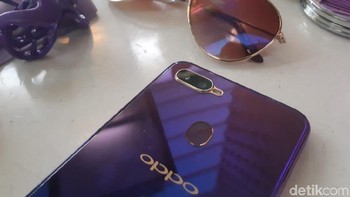 Lapisan cat dasarnya dihasilkan menggunakan proses Optical Coating yang memberikan efek bintang bercahaya. (Foto: detikINET/Virgina Maulita Putri)