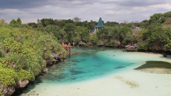 Eits, agak bingung ya? Bukan pantai sih, tepatnya Danau Weekuri di Sumba. (Agus Supriono/dTraveler) Eits, agak bingung ya? Bukan pantai sih, tepatnya Danau Weekuri di Sumba. (Agus Supriono/dTraveler)