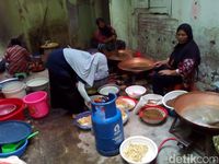 Pembuatan Bubur Asyura Jadi Prosesi Buka Luwur Makam Sunan Kudus