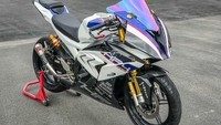 Tapi setelah dilihat lebih dekat lagi, ternyata motor tersebut hanyalah Yamaha YZF-R15 V.2 yang dimodifikasi menjadi moge ala Jerman. Foto: Dok. LeeAT Motor