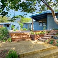 Julia Roberts memiliki rumah di kawasan Malibu, California, yang kental dengan nuansa pedesaan tapi tetap terlihat modern. Foto: Dok. Guest of a Guest/ MLS