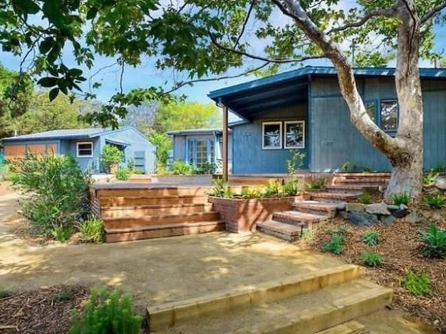 Julia Roberts memiliki rumah di kawasan Malibu, California, yang kental dengan nuansa pedesaan tapi tetap terlihat modern. Foto: Dok. Guest of a Guest/ MLS