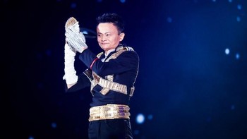 Foto lain aksi Jack Ma di atas panggung September 2017 ala Michael Jackson. (Foto: AFP PHOTO / STR / China OUT)