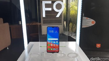 OPPO F9 Starry Purple hadir dengan gradasi warna ungu gelap dan ungu terang serta dihiasi aksen yang menyerupai bintang-bintang di langit malam. (Foto: detikINET/Virgina Maulita Putri)