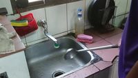 Takut Kesetrum, Selama 7 Tahun Keluarga Ini Pakai Sepatu Boots ke Dapur!
