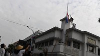 Momen saat perobekan bendera Belanda (Merah-Putih-Biru) oleh para pejuang Indonesia. Antara Foto/Zabur Karuru.