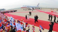 Presiden Moon Jae-in disambut meriah saat tiba di Bandara Internasional Pyongyang Sunan, Pyongyang, Korea Utara. KCNA/via Reuters.