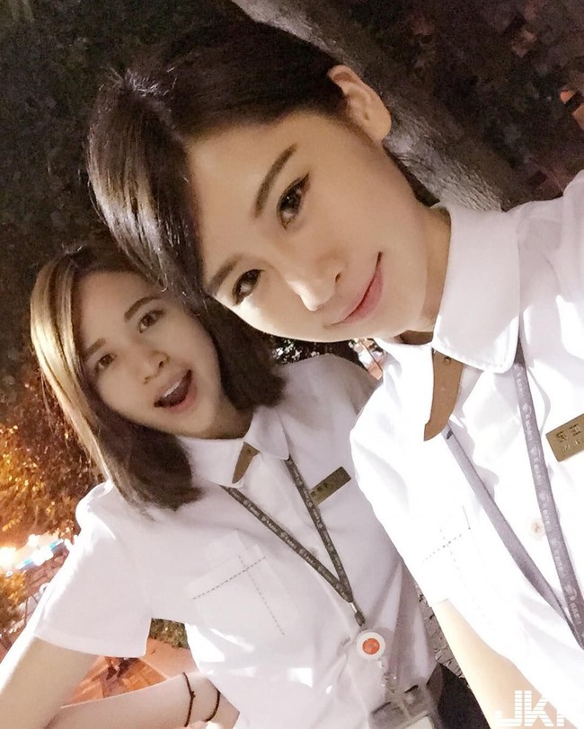 Suatu kali, ketika dia bertanya kepada seorang pelanggan pria bahwa berapa banyak tiket yang dibutuhkannya, pelanggan mengatakan dua tiket untuk dia dan Chang Pee. Namun, Chang Pee langsung tenang dan terus memandu penumpang dengan senyum lebar. Foto: Istimewa