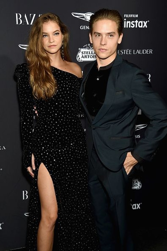 Pasangan baru Dylan Sprouse dan Barbara Palvin terlihat seperti kembar. Sama-sama rupawan, keduanya juga punya rambut pirang dan mata biru. Pasangan aktor dan model tersebut bahkan memiliki warna kulit serupa. Foto: Getty Images