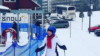 Mengisi liburan, Madeline tidak hanya hunting foto. Dia juga berenang, main ski, berlayar dan menikmati sunset (madelinesmodelling_/Instagram)  