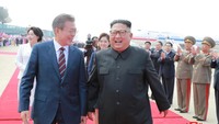 Moon dan Kim Jong-Un sebelumnya sudah dua kali bertemu di desa perbatasan Panmunjom, pada April dan Mei lalu. (Foto: Dok. KCNA/via REUTERS)