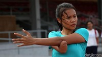 Seorang atlet melakukan latihan ringan.