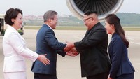 Seperti dilansir Reuters, Selasa (18/9/2018), kedua pemimpin memulai pertemuan resmi di Pyongyang, Korut, pada Selasa (18/9) sore waktu setempat. Tampak Kim Jong Un menyambut langsung Presiden Korsel di landasan udara (Foto: Dok. KCNA/via REUTERS)