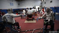 Latihan ini dilakukan di sebuah gedung berukuran 15x25 meter.