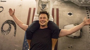 Tak tanggung-tanggung, Elon Musk, CEO SpaceX, jadi sosok yang memilihnya langsung untuk terbang ke satelit alami Bumi nanti. Foto: Twitter/yousuck2020