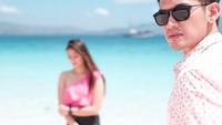 Rezky dan Patricia terlihat berfoto bersama di salah satu kawasan Pink Beach. (Foto: Instagram therealrezkyaditya)