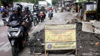 Selain itu, akibat proyek pengerjaan saluran air ini jalan di area Jembatan Lima menjadi tersisa satu lajur sehingga menimbulkan kemacetan.
