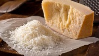 Keju juga termasuk makanan fermentasi yang mendorong sistem kekebalan tubuh. Pilih keju yang dimatangkan seperti parmesan, gouda, dan cheddar. Bonusnya, keju kaya akan kalsium dan vitamin larut lemak. Foto: Istock