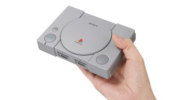 Bedanya, ukuran PlayStation Classic lebih mungil dari pendahulunya. Foto: PlayStation