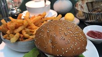 Kalau dilihat dari unggahan foto-fotonya di Instagram, Michelle sepertinya hobi makan. Kali ini ia cicip burger di London! Foto: Instagram michelleyeoh_official