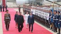 Sedangkan Moon didampingi oleh penasihat keamanan nasional Korsel, Chung Eui-Yong dan kepala intelijen Korsel, Suh Hoon.  (Foto: Dok. KCNA/via REUTERS)