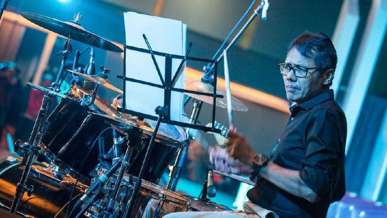 Aksi Irwan Prayitno Jadi Drummer Saat Sambut Tim Ekspedisi APPSI Aksi Irwan Prayitno Jadi Drummer Saat Sambut Tim Ekspedisi APPSI