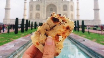 Pudina Pratha dengan latar belakang Taj Mahal di India. Foto: instagram.com/girleatworld/