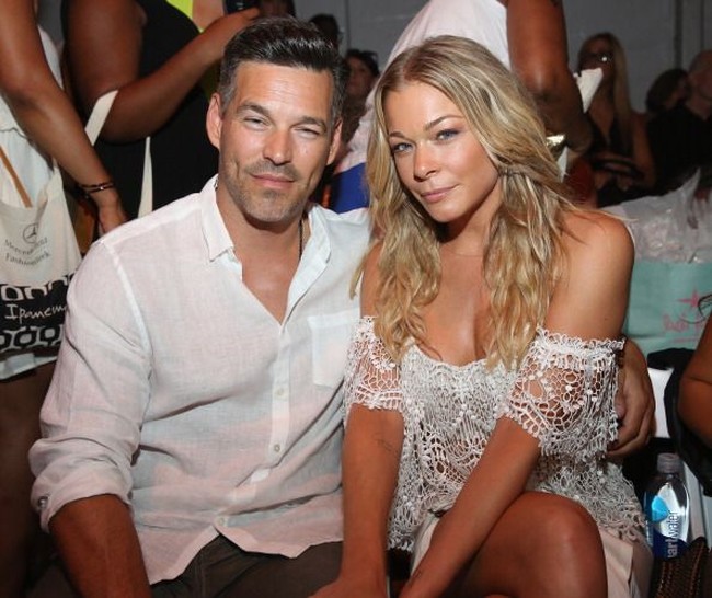 Hubungan LeAnn Rimes dan Eddie Cibrian sempat jadi perbincangan hangat. Pasalnya kedua selebriti tersebut sama-sama sudah menikah dengan orang lain saat memulai percintaan. Kini LeAnn dan Eddie telah menikah. Pasangan berwajah mirip ini pun sempat jadi pasangan paling dibenci di Hollywood. Foto: Getty Images