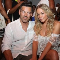 Hubungan LeAnn Rimes dan Eddie Cibrian sempat jadi perbincangan hangat. Pasalnya kedua selebriti tersebut sama-sama sudah menikah dengan orang lain saat memulai percintaan. Kini LeAnn dan Eddie telah menikah. Pasangan berwajah mirip ini pun sempat jadi pasangan paling dibenci di Hollywood. Foto: Getty Images