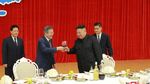 Foto: Pelukan Hangat Kim Jong Un dan Presiden Korsel