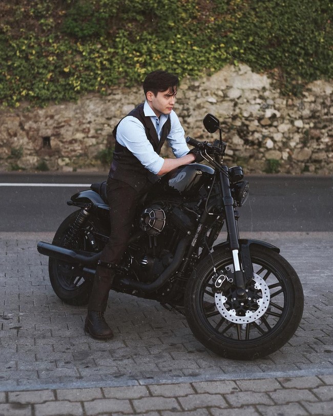 Dimash tampaknya pecinta otomotif, dia pun memiliki motor sport. Sudah pasti harganya selangit. Foto: Instagram