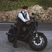 Dimash tampaknya pecinta otomotif, dia pun memiliki motor sport. Sudah pasti harganya selangit. Foto: Instagram