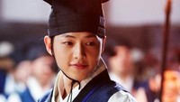 Song pun mulai dapat sorotan di dunia film setelah tampil di Sungkyunkwan Scandal sebagai Gu Yongha pada 2010 lalu. Dok. Instagram/songjoongkionly