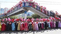 Kedatangan Presiden Korea Selatan Moon Jae-in ke Korea Utara disambut meriah oleh warga negara Korea Utara. Pyeongyang Press Corps/Pool via Reuters.
