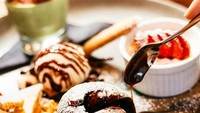 Satu piring dari @nijisushibar memang penuh dengan dessert seperti puding hingga es krim, tapi yang paling menarik perhatian adalah lelehan cokelat dari lava cake yang masih hangat. Foto: Instagram