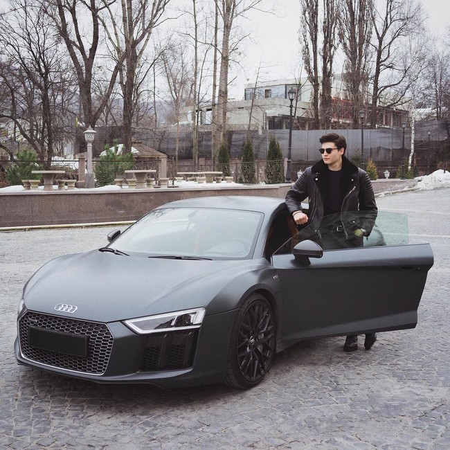 Pria yang saat ini tinggal di Switzerland itu juga sering pamer mobil mewahnya. Foto: Instagram