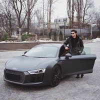 Pria yang saat ini tinggal di Switzerland itu juga sering pamer mobil mewahnya. Foto: Instagram