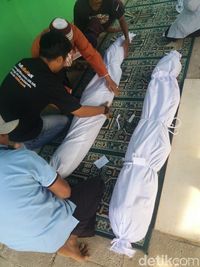  jasad Mak Anih (kanan) dan Samsudin (kiri).