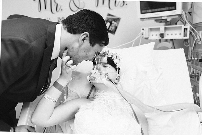 Pasangan Nina Marino dan Joey Williams berharap melangsungkan pernikahan mereka 4 September 2018. Namun rencana itu harus dilakukan lebih cepat karena kondisi Nina yang semakin menurun akibat kanker stadium akhir. Pernikahan itu terjadi, dengan Nina yang memakai mahkota bunga serta gaun pengantin, dan selang oksigen di hidungnya. Tiga hari setelah menikah, Nina pun berpulang. Foto: Dok. Instagram @patelcreative