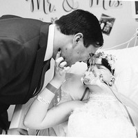 Pasangan Nina Marino dan Joey Williams berharap melangsungkan pernikahan mereka 4 September 2018. Namun rencana itu harus dilakukan lebih cepat karena kondisi Nina yang semakin menurun akibat kanker stadium akhir. Pernikahan itu terjadi, dengan Nina yang memakai mahkota bunga serta gaun pengantin, dan selang oksigen di hidungnya. Tiga hari setelah menikah, Nina pun berpulang. Foto: Dok. Instagram @patelcreative