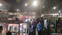 Foto: Para PKL ada yang membawa meja untuk lapaknya. Ada juga menggunakan gerobak pedagang makanan sekaligus meja dan kursi. (Azizah-detikcom)