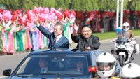 Dari Bandara, Moon dan Kim Jong-Un melakukan parade di jalanan ibu kota Pyongyang dengan menumpang limusin merek Mercedes warna hitam milik Kim Jong-Un. (Foto: Dok. KCNA/via REUTERS)
