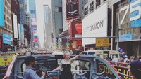 Begini gayanya saat sedang syuting di Times Square, New York (madelinesmodelling_/Instagram)  