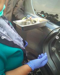Petugas medis mencoba membantu proses persalinan sang ibu yang jadi penumpang si driver online.