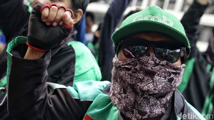 Sejumlah driver Grab berdemo di depan kantor Grab, Jakarta, Rabu (19/9). Mereka menuntut penghapusan potongan komisi 20 persen bagi aplikator.