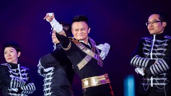 Aksi Jack Ma yang tampil total ala Michael Jackson itu menegaskan kegilaannya di atas panggung. (Foto: AFP PHOTO / STR / China OUT)