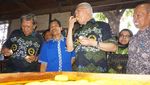 Gaya Mendag Makan Tahu Langsung dari Pabrik