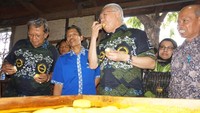 Mendag yang datang berbusana batik, sempat menyicip tahu kuning yang baru selesai diproduksi.